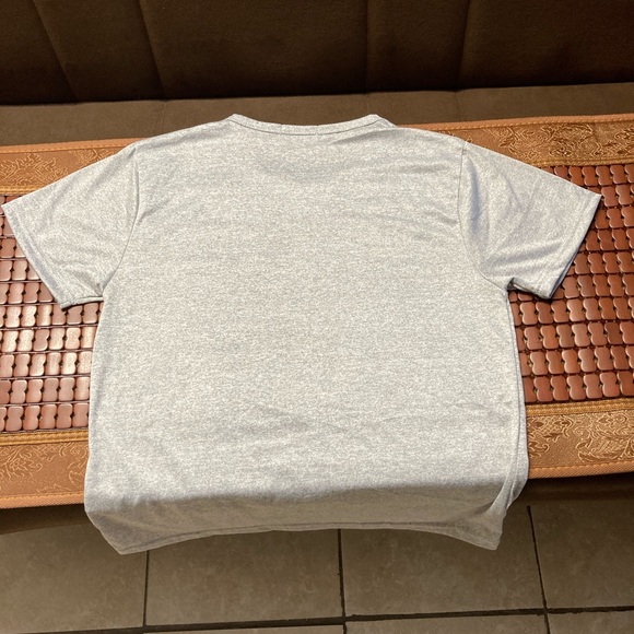 NWOT Small Pocket Cat Grey T-shirt 60% Off - Picture 3 of 3